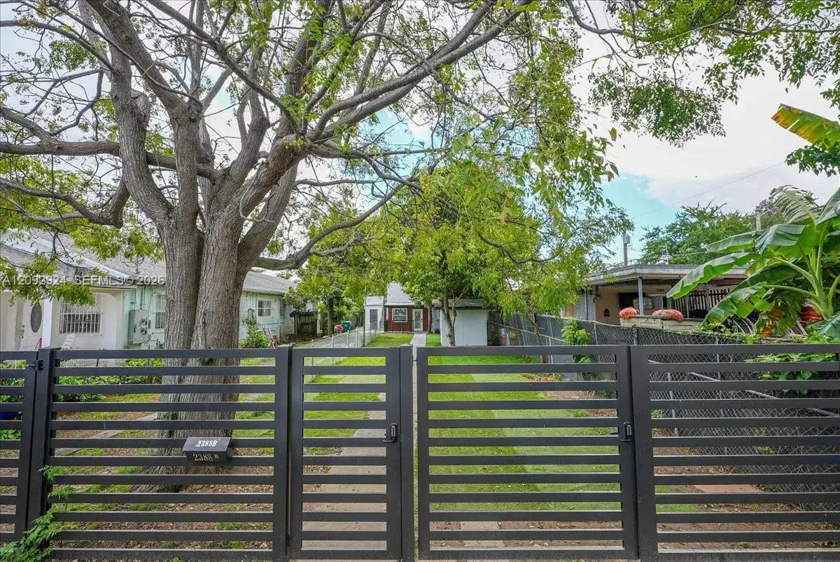 2388 NW 33rd St, Miami FL 33142 photo 2