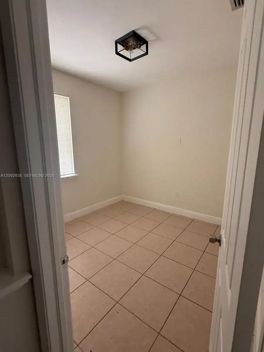 372 SW 2nd St, Florida City FL 33034 photo 2