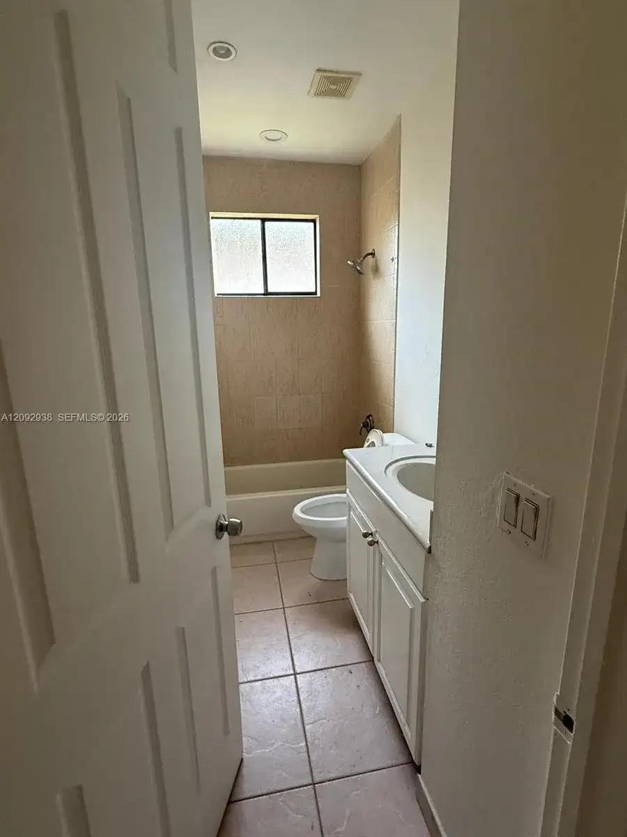 372 SW 2nd St, Florida City FL 33034 photo 4