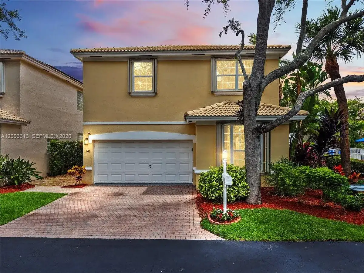 1241 Grant St, Hollywood FL 33019 photo 2