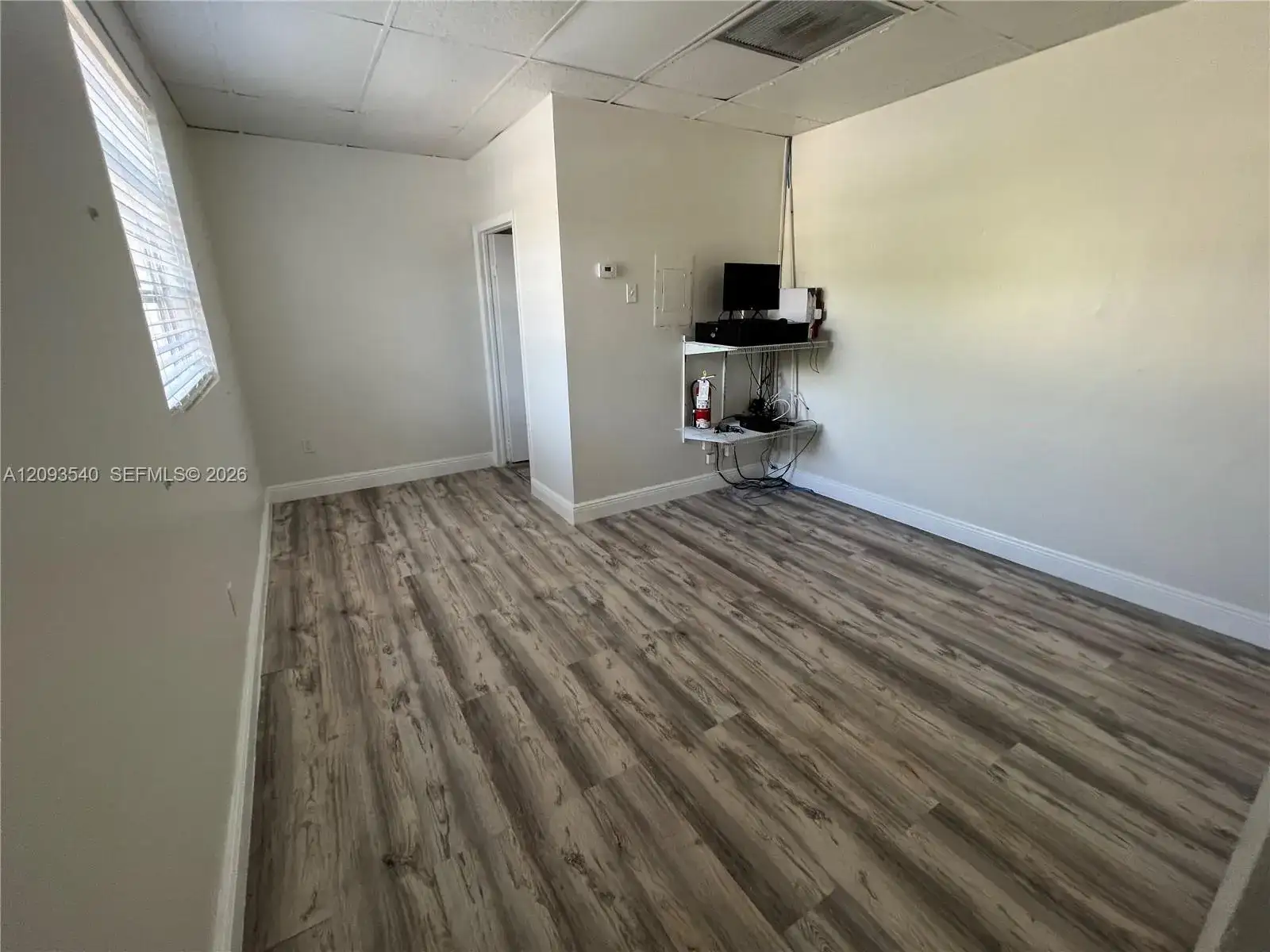 10527 SW 40th St, Miami FL 33165 photo 2