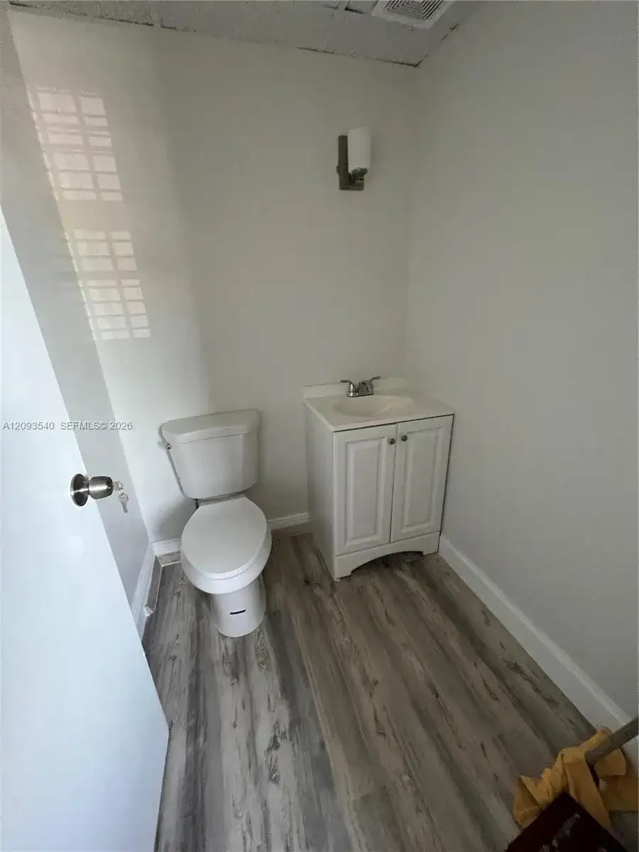 10527 SW 40th St, Miami FL 33165 photo 3