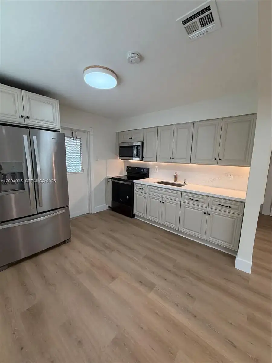708 SW 7th Ave, Hallandale Beach FL 33009 photo 2