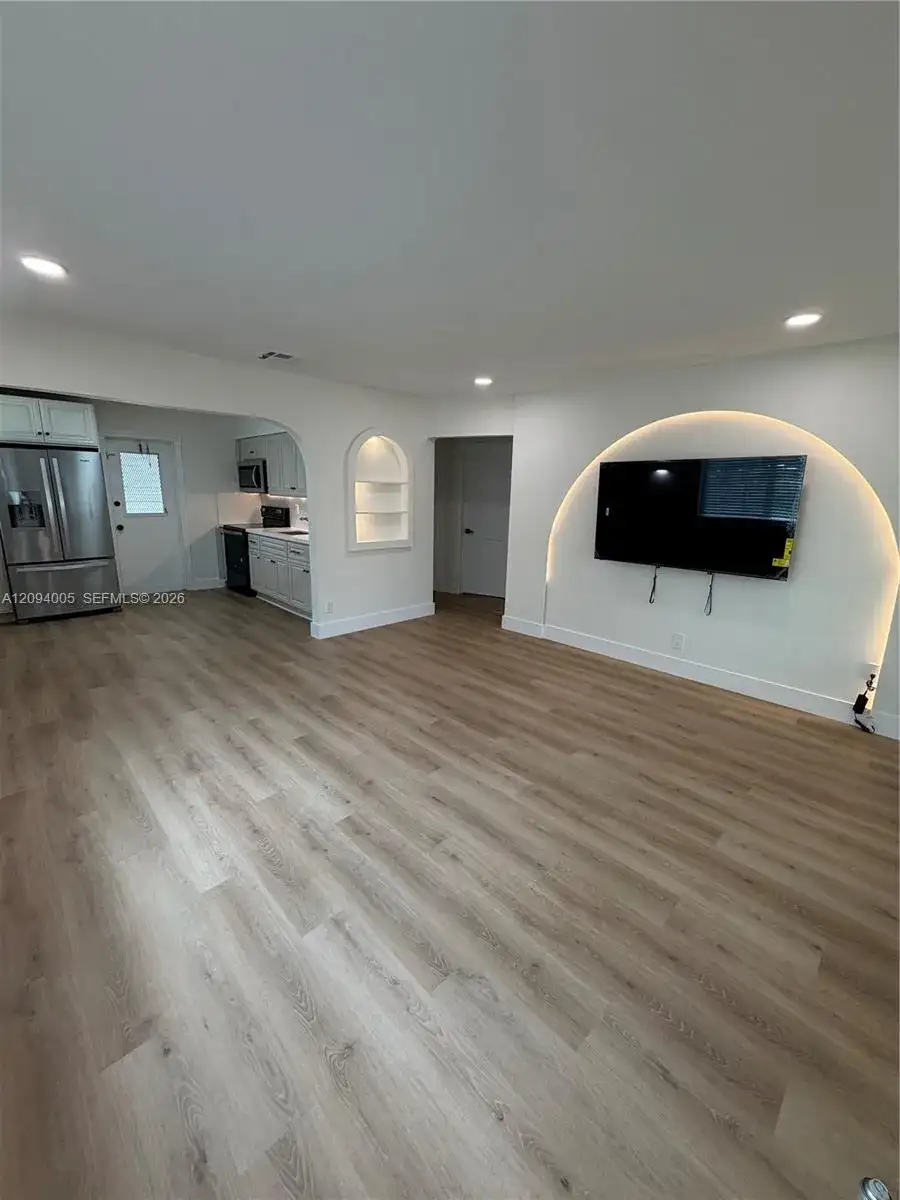 708 SW 7th Ave, Hallandale Beach FL 33009 photo 3