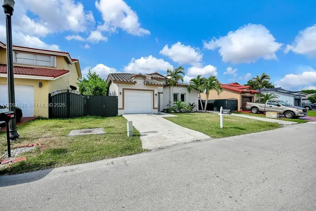 8574 SW 211th Ter, Cutler Bay FL 33189 photo 2