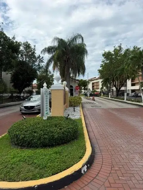 8840 Fontainebleau Blvd # 303, Miami FL 33172 photo 2