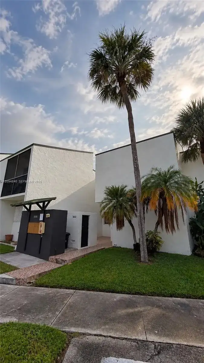 9195 Fontainebleau Blvd # 4, Miami FL 33172 photo 2
