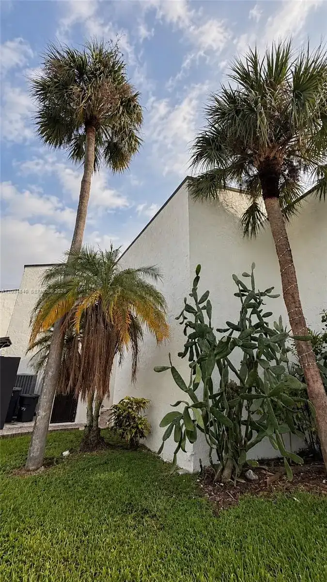 9195 Fontainebleau Blvd # 4, Miami FL 33172 photo 3