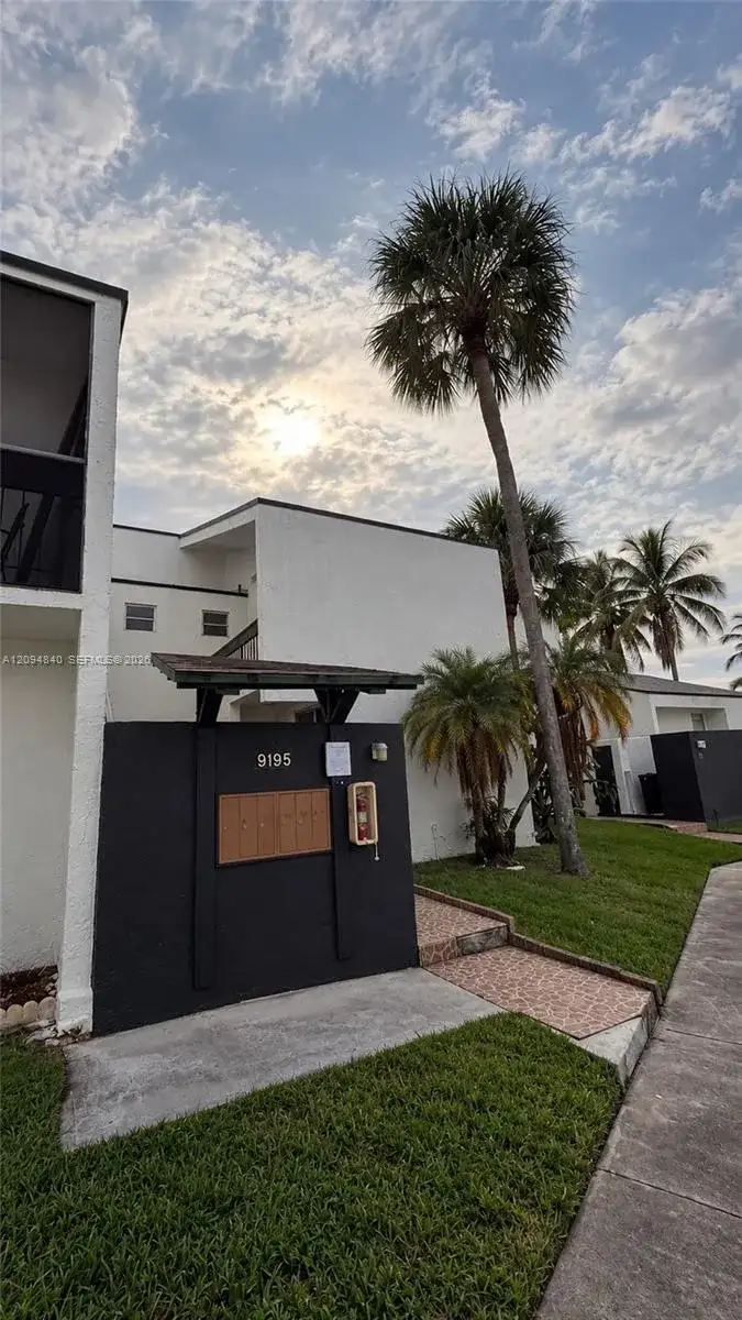 9195 Fontainebleau Blvd # 4, Miami FL 33172 photo 4