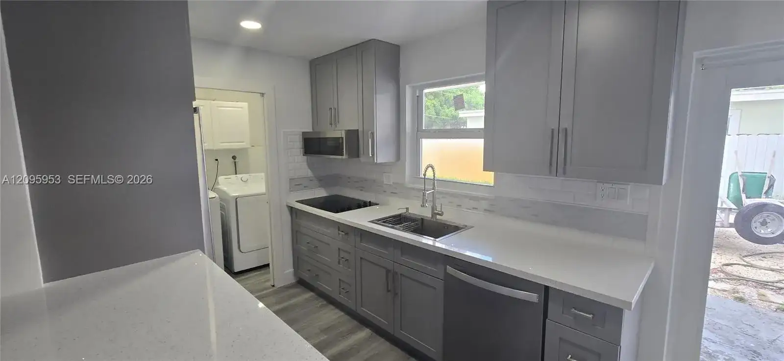 320 N 70th Ter, Hollywood FL 33024 photo 2