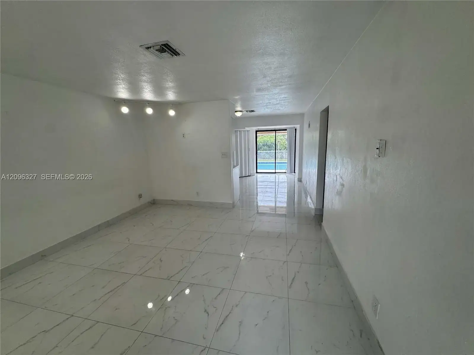 1009 NE 2nd St, Hallandale Beach FL 33009 photo 2