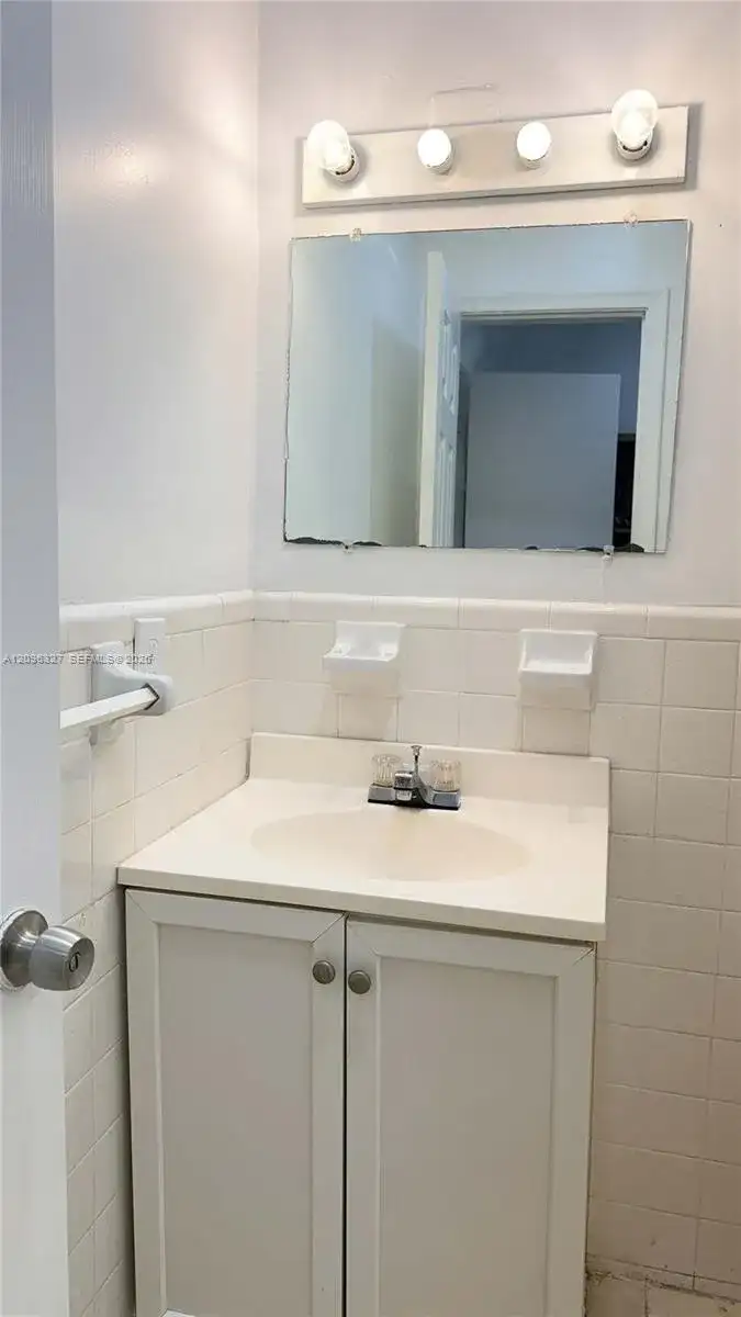 1009 NE 2nd St, Hallandale Beach FL 33009 photo 5