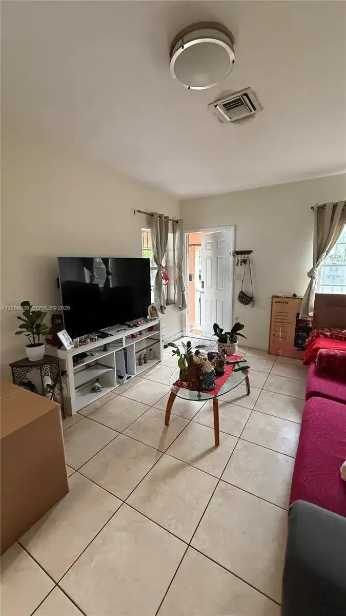 8 NW 33rd Ave, Miami FL 33125 photo 4