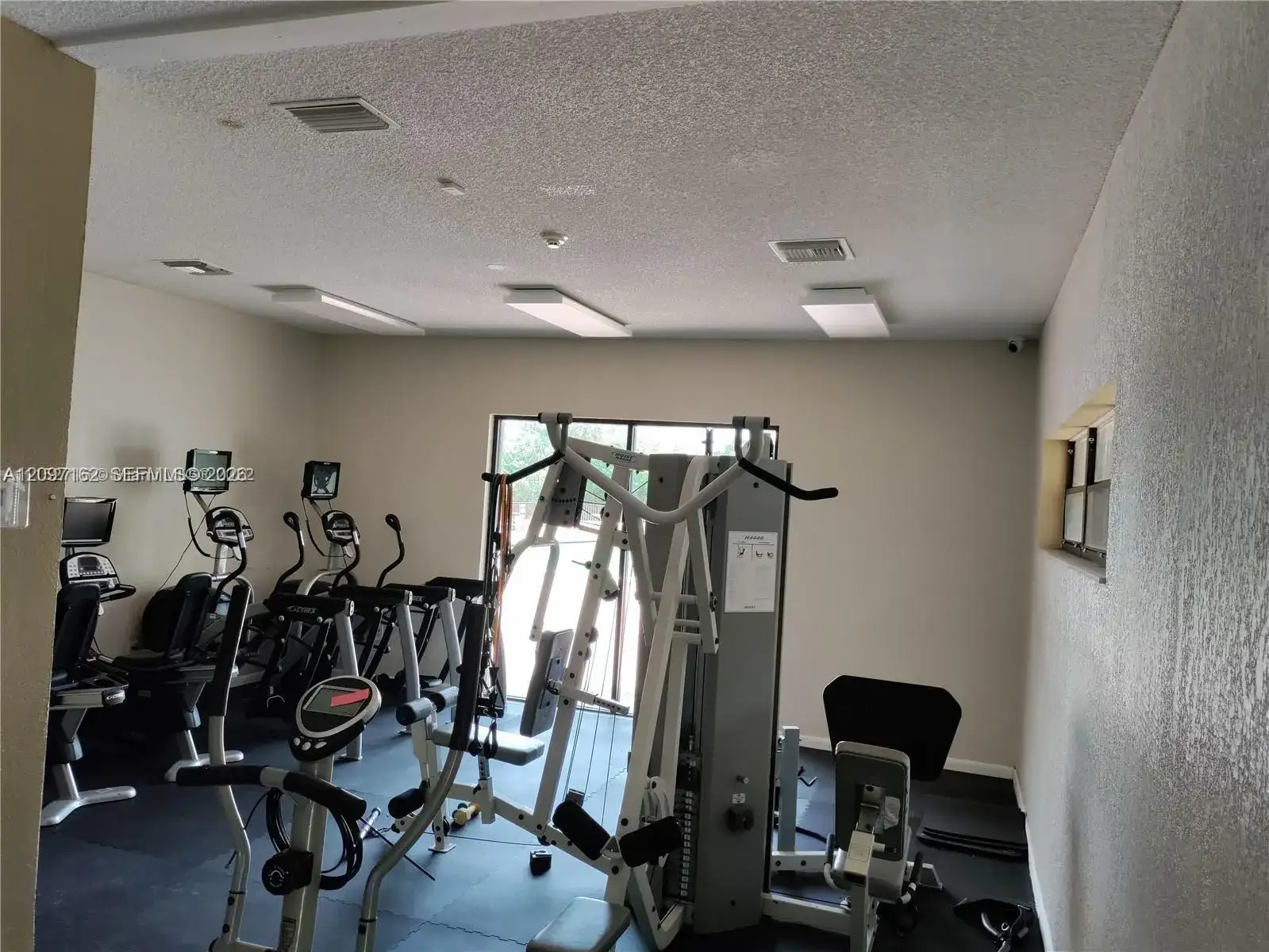 6950 Miami Gardens Dr # 508, Hialeah FL 33015 photo 2