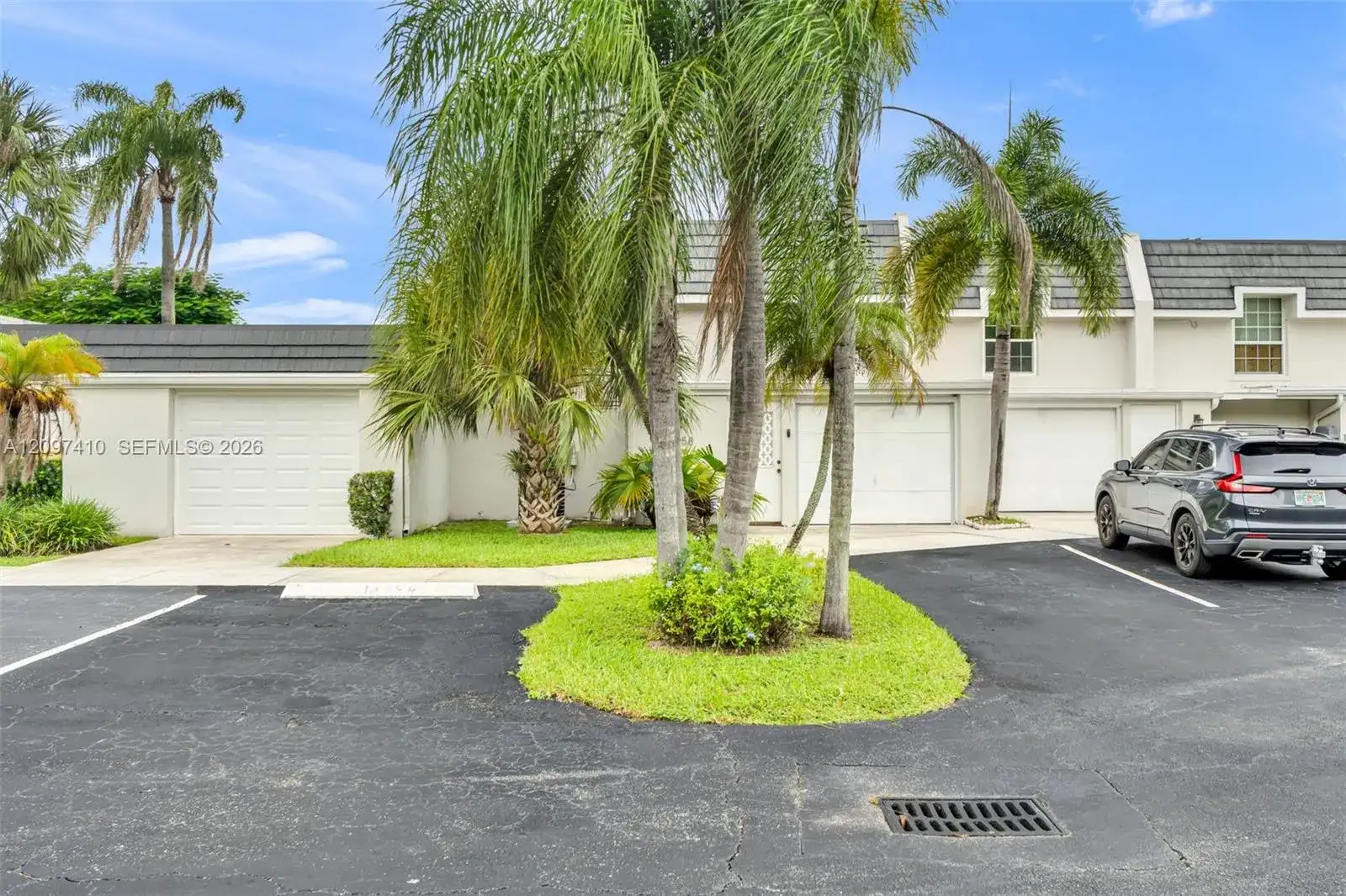 18958 Bobolink Dr, Hialeah FL 33015 photo 2