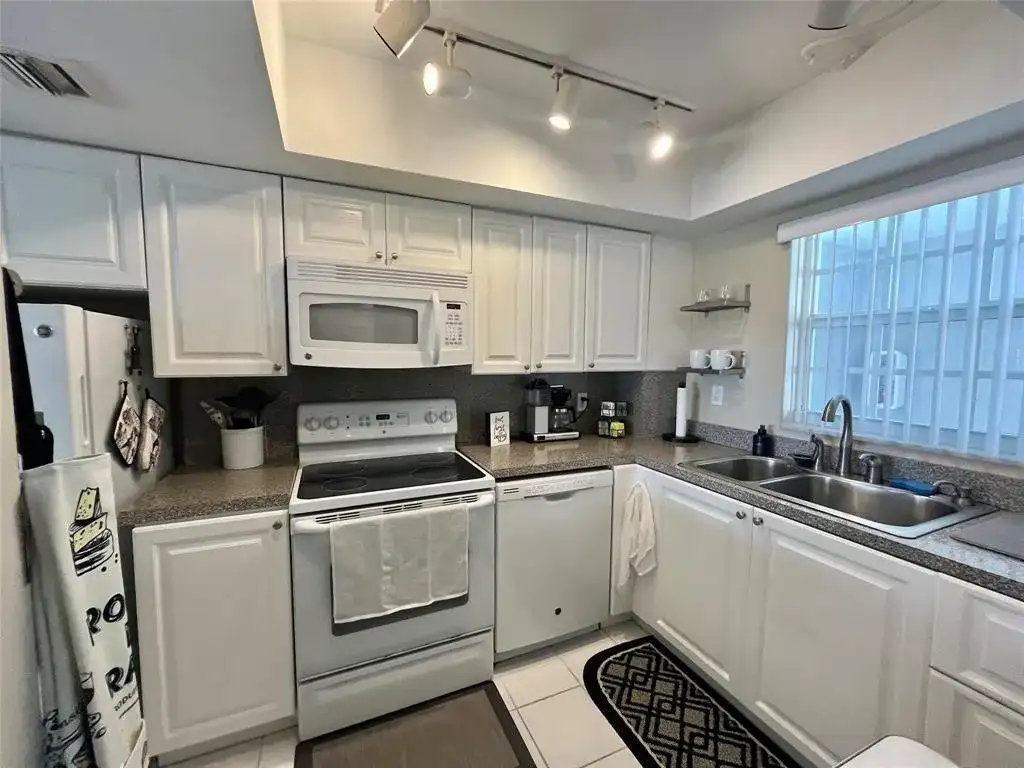 140 NE 28th Avenue # 305, Pompano Beach FL 33062 photo 3