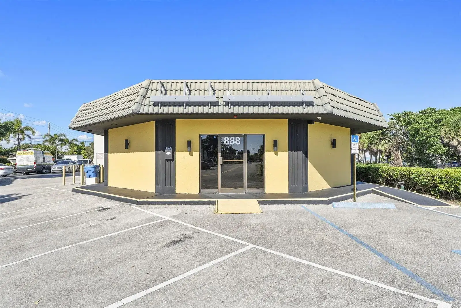 888 E Coast Avenue, Lantana FL 33462 photo 2