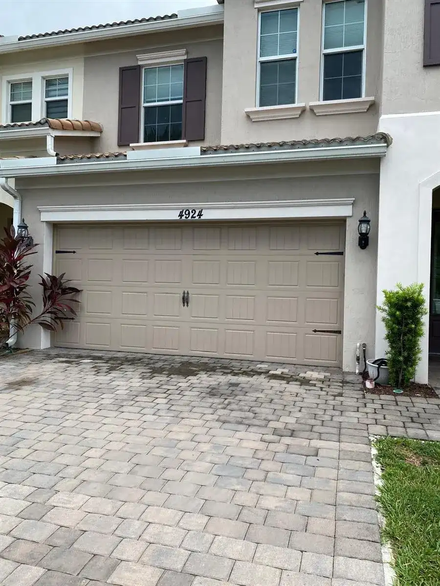 4924 Greenway Drive, Hollywood FL 33021 photo 3