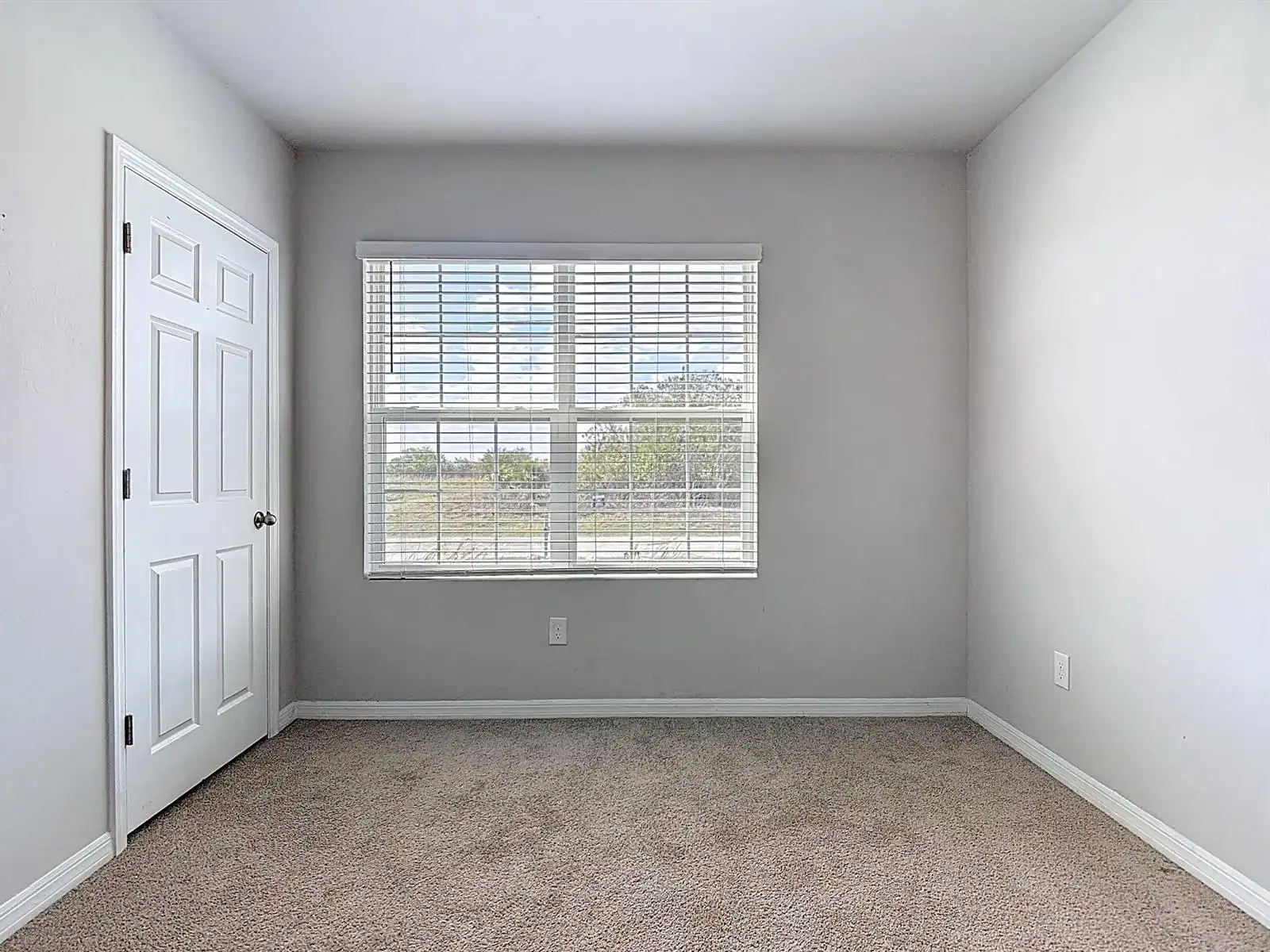 524 W Glendale Avenue, FL 33935 photo 3