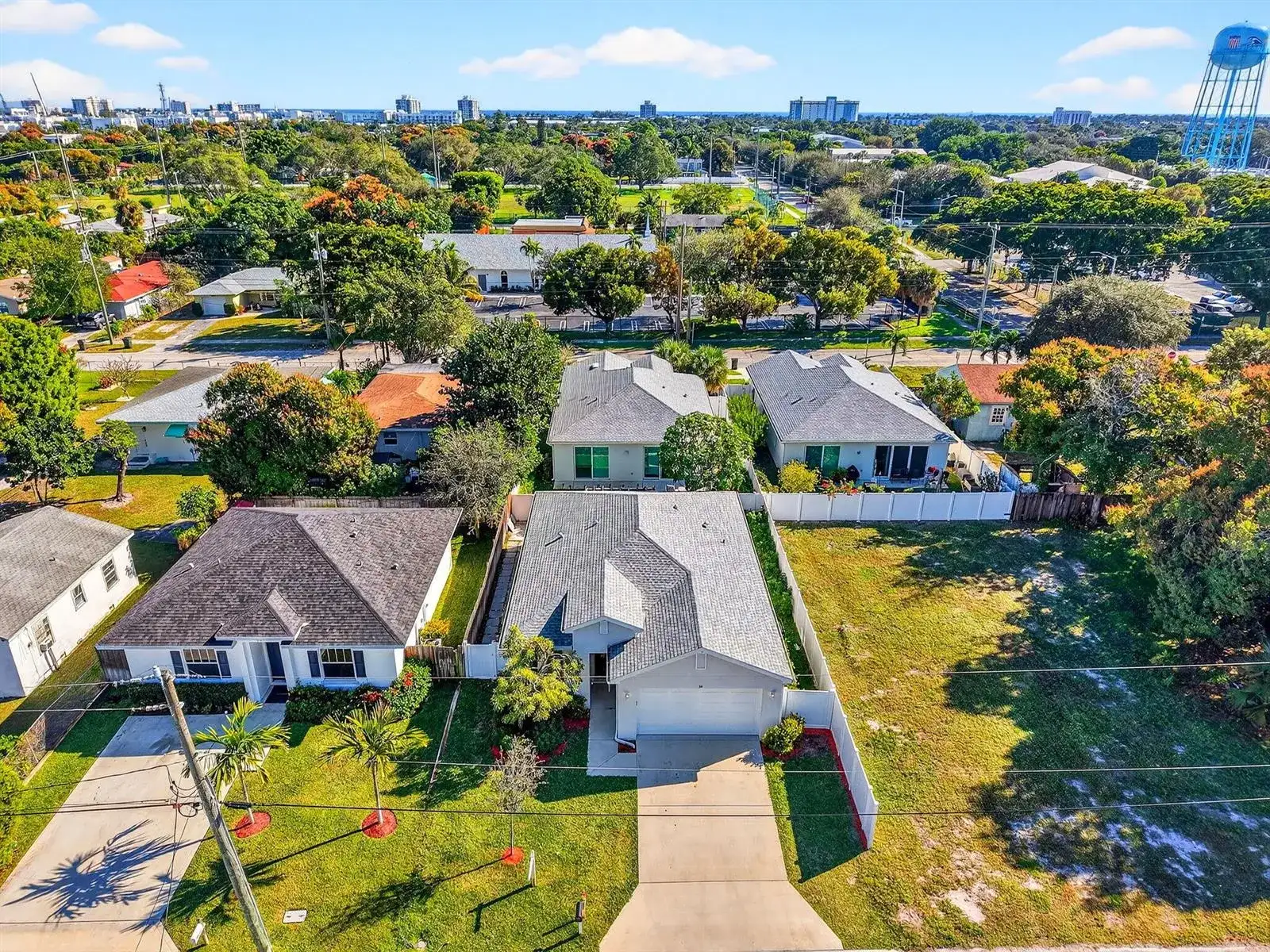 341 Oak Alley, Delray Beach FL 33444 photo 2