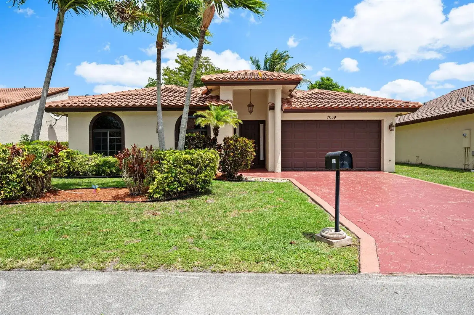 7039 Golf Pointe Circle, Tamarac FL 33321 photo 3