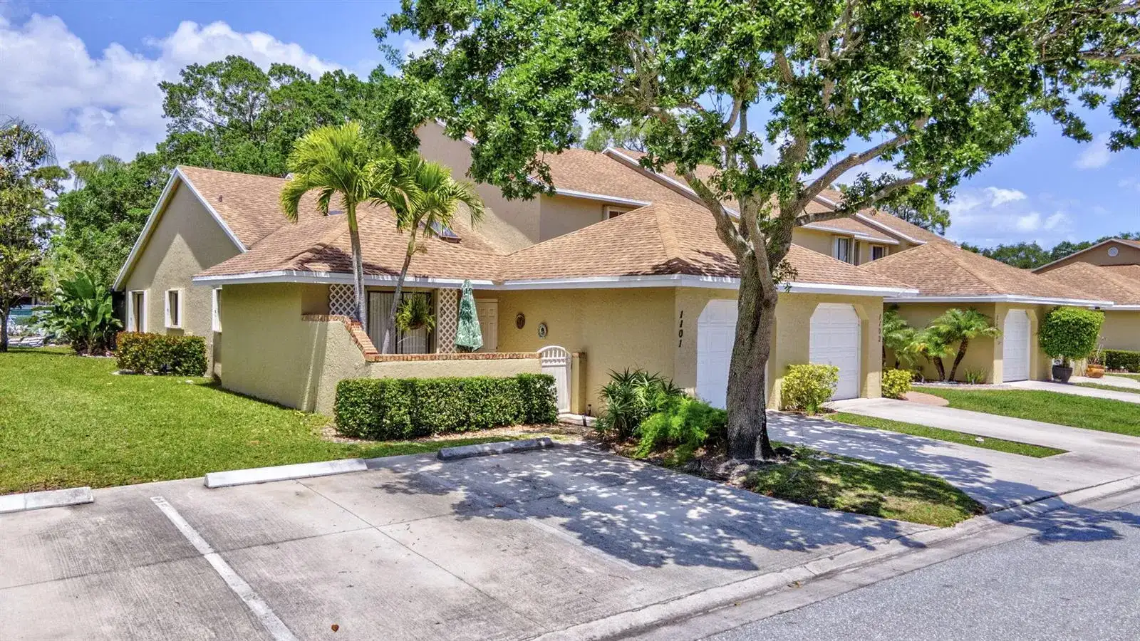 1101 Maplewood Drive, FL 33415 photo 2