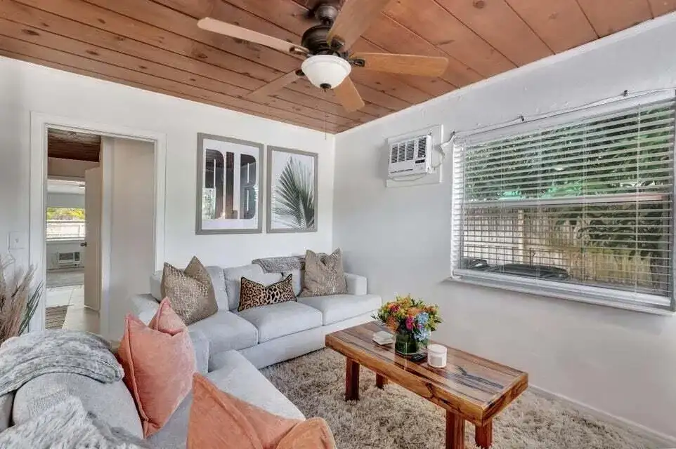 329 SE 3rd Avenue, Delray Beach FL 33483 photo 2