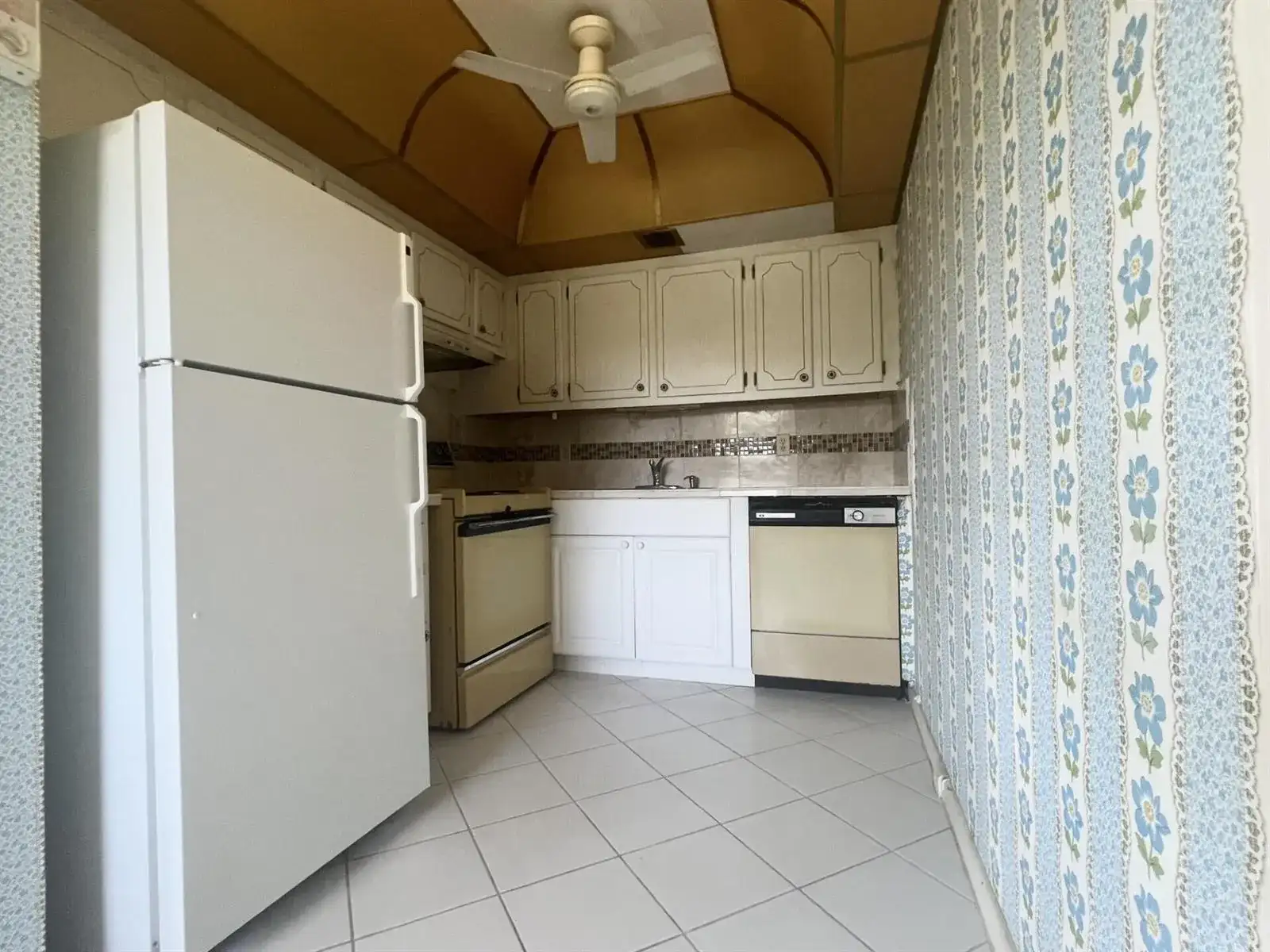 392 Grantham F # 392, Deerfield Beach FL 33442 photo 2