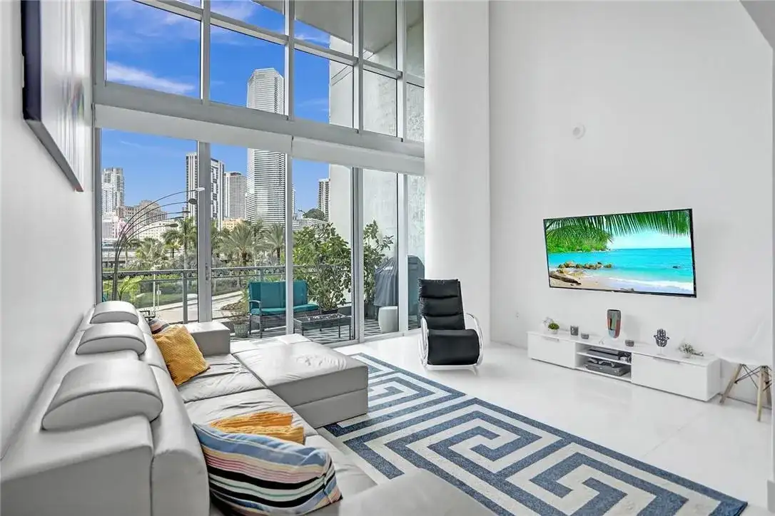 90 SW 3rd Street, Miami FL 33130 photo 2