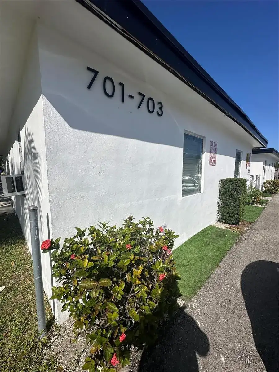 701 NW 15th Terrace, Fort Lauderdale FL 33311 photo 2