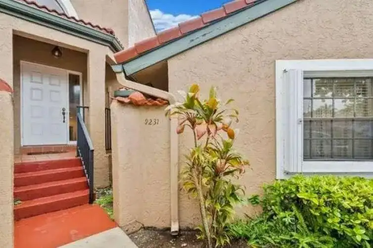 9231 W Sunrise Boulevard, Plantation FL 33322 photo 2