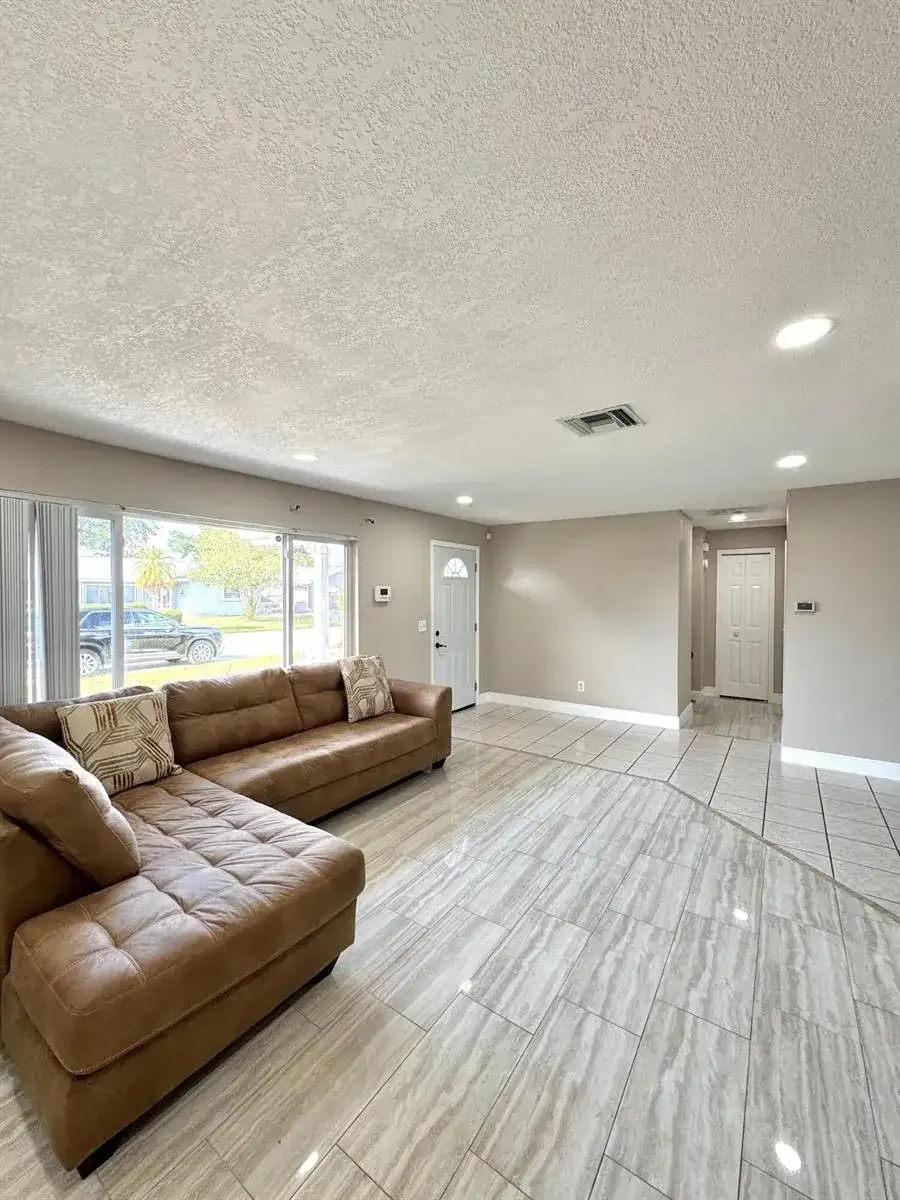 1707 E Ironwood Ct Court E, FL 34677 photo 3