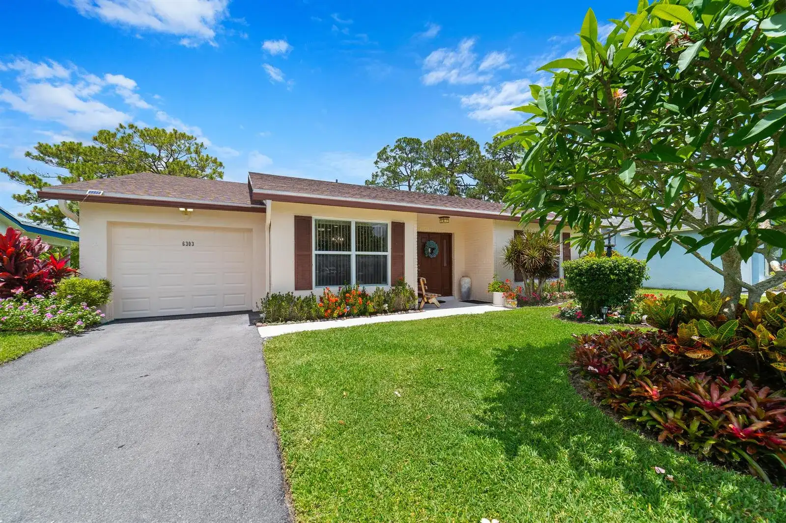 6303 Silver Moon Lane, FL 33463 photo 2