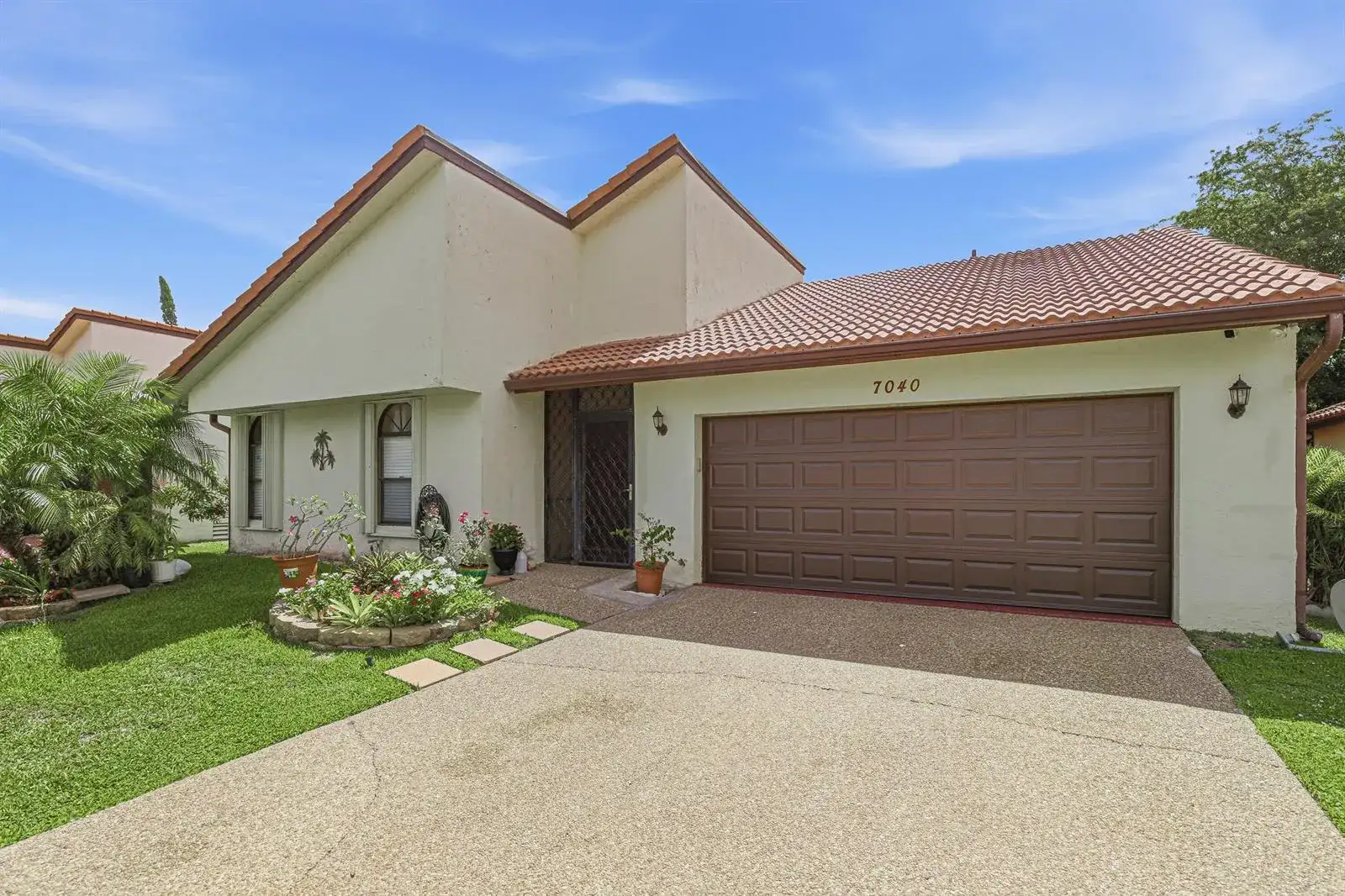 7040 Golf Pointe Circle, Tamarac FL 33321 photo 2