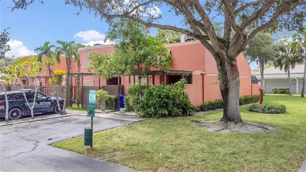 1490 Laguna Lane, Pembroke Pines FL 33026 photo 2