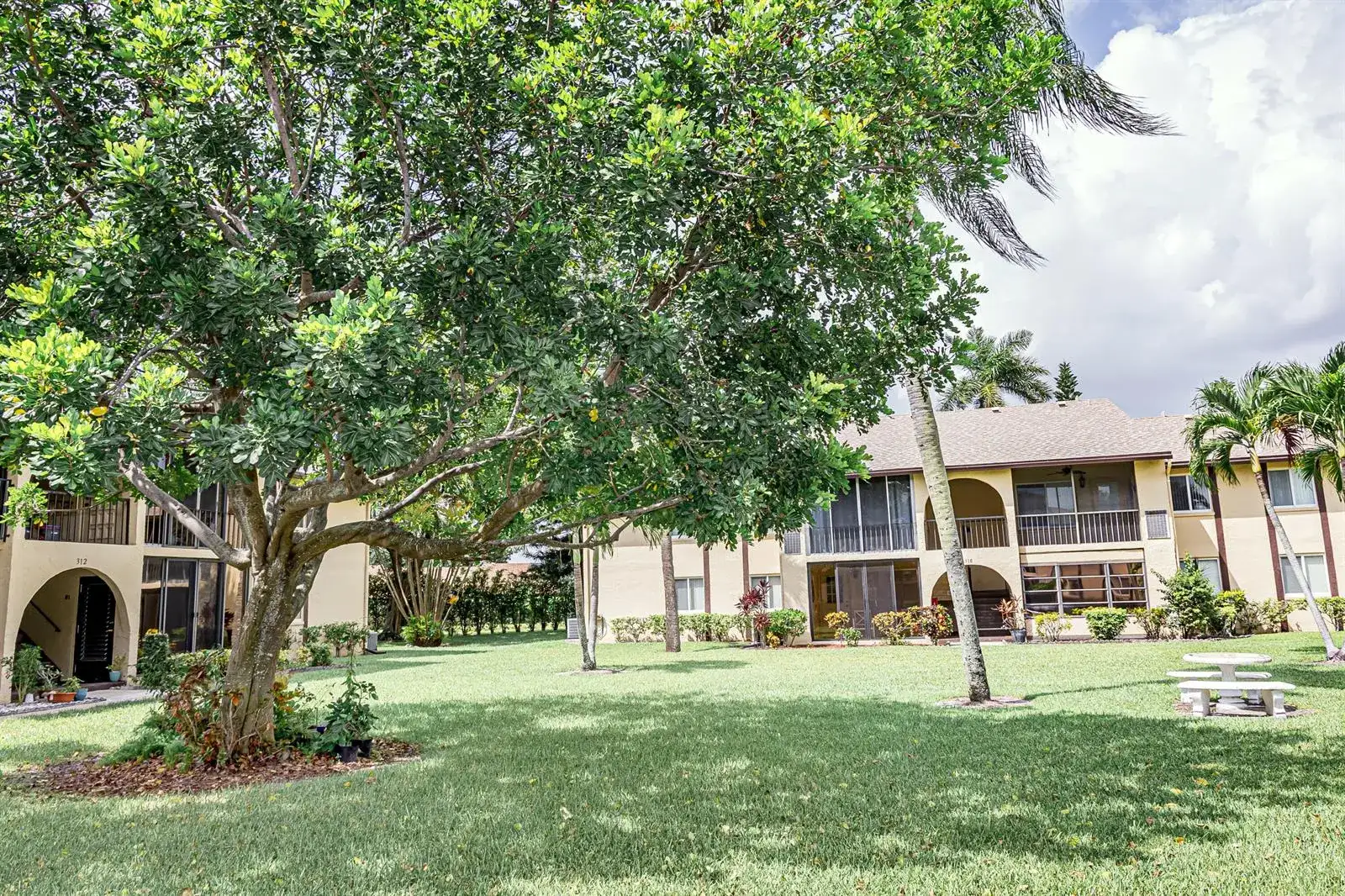 311 Pine Ridge Circle # 1, FL 33463 photo 4