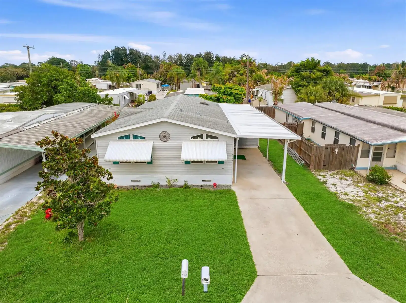 8355 SE Wren Avenue, Hobe Sound FL 33455 photo 2