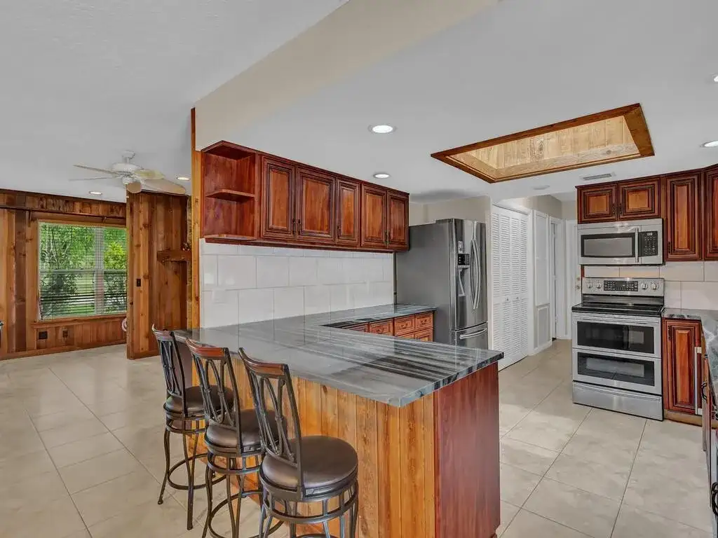 725 4th Avenue SW, Vero Beach FL 32962 photo 2