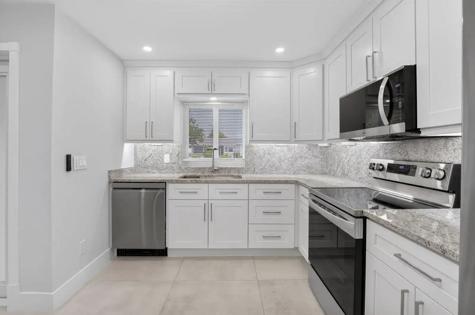 6049 Vía Diana, Delray Beach FL 33484 photo 2