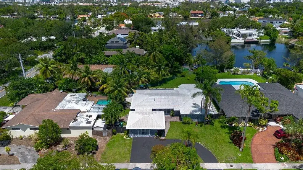 19885 NE 22nd Avenue, Miami FL 33180 photo 2