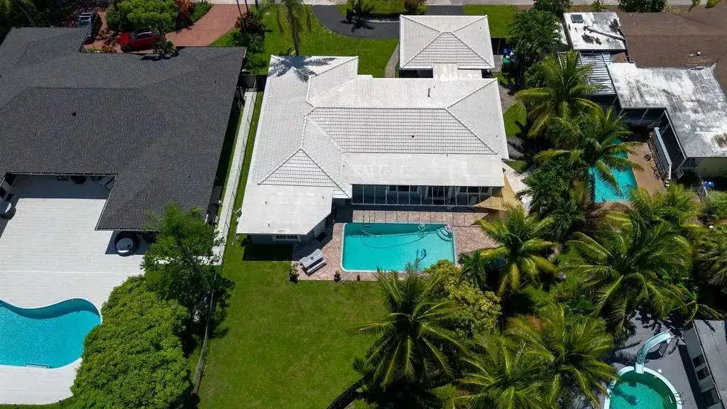 19885 NE 22nd Avenue, Miami FL 33180 photo 4