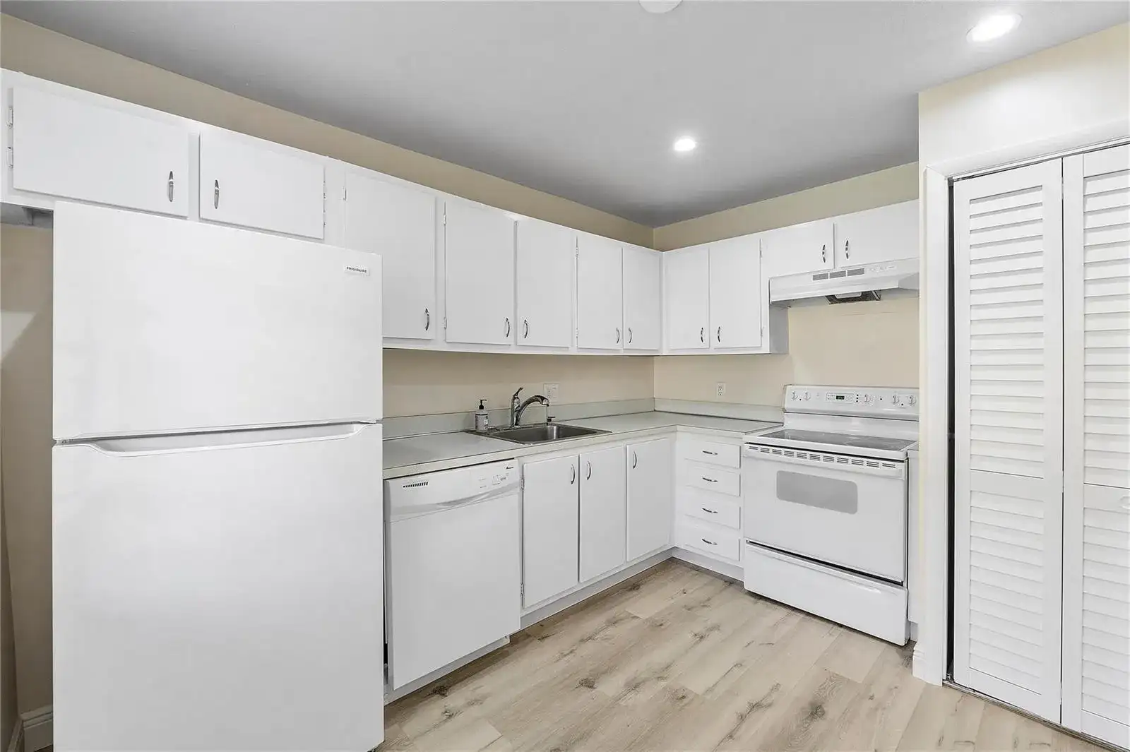 21542 Juego Circle # 27h, Boca Raton FL 33433 photo 4