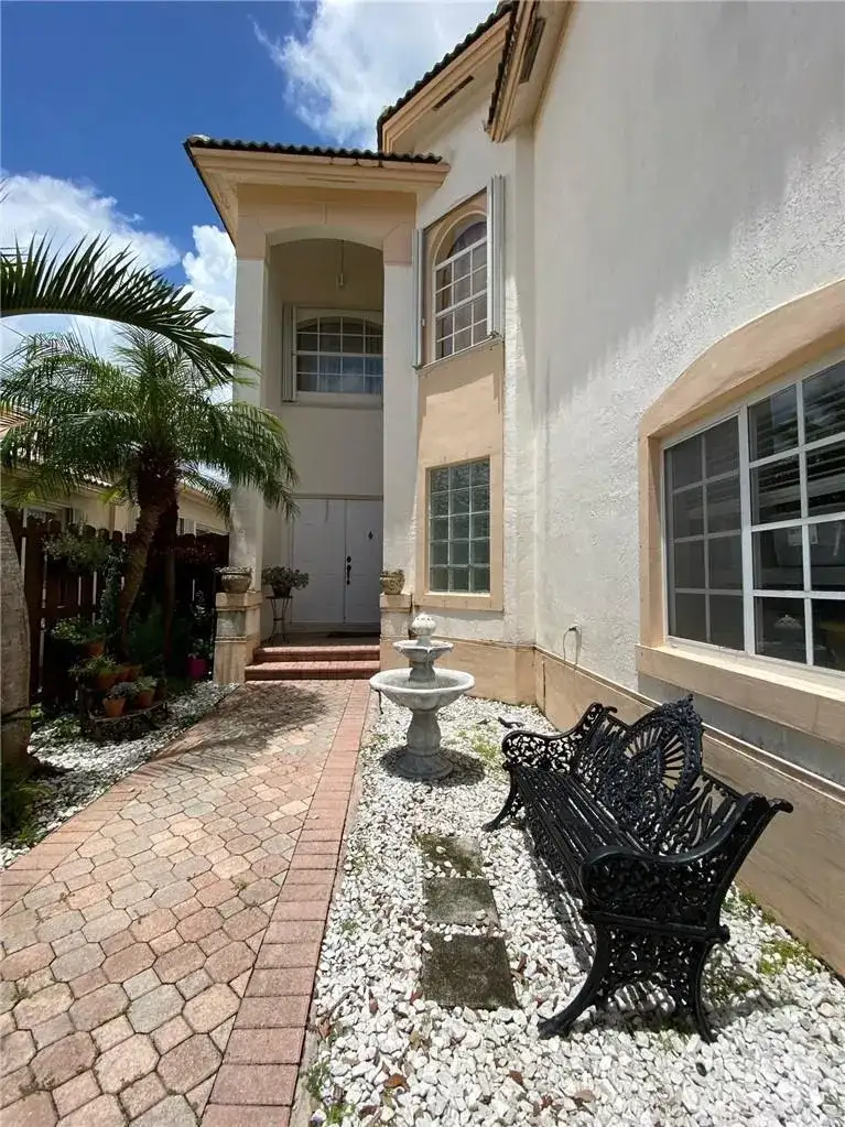 10747 NW 70th Terrace, Doral FL 33178 photo 2