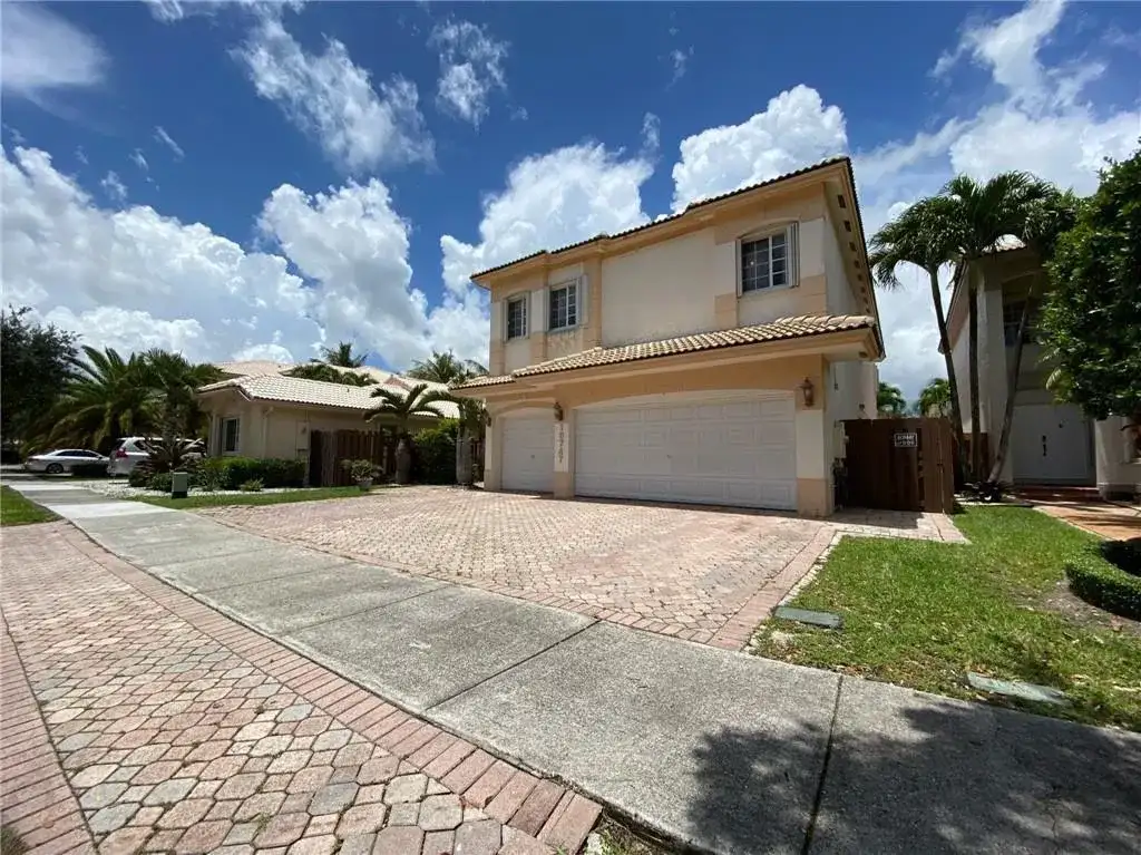 10747 NW 70th Terrace, Doral FL 33178 photo 3