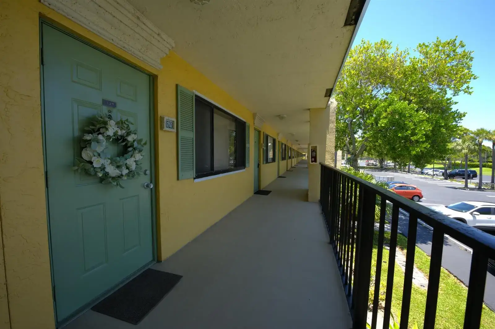 1523 Meadows Circle W, Boynton Beach FL 33436 photo 2