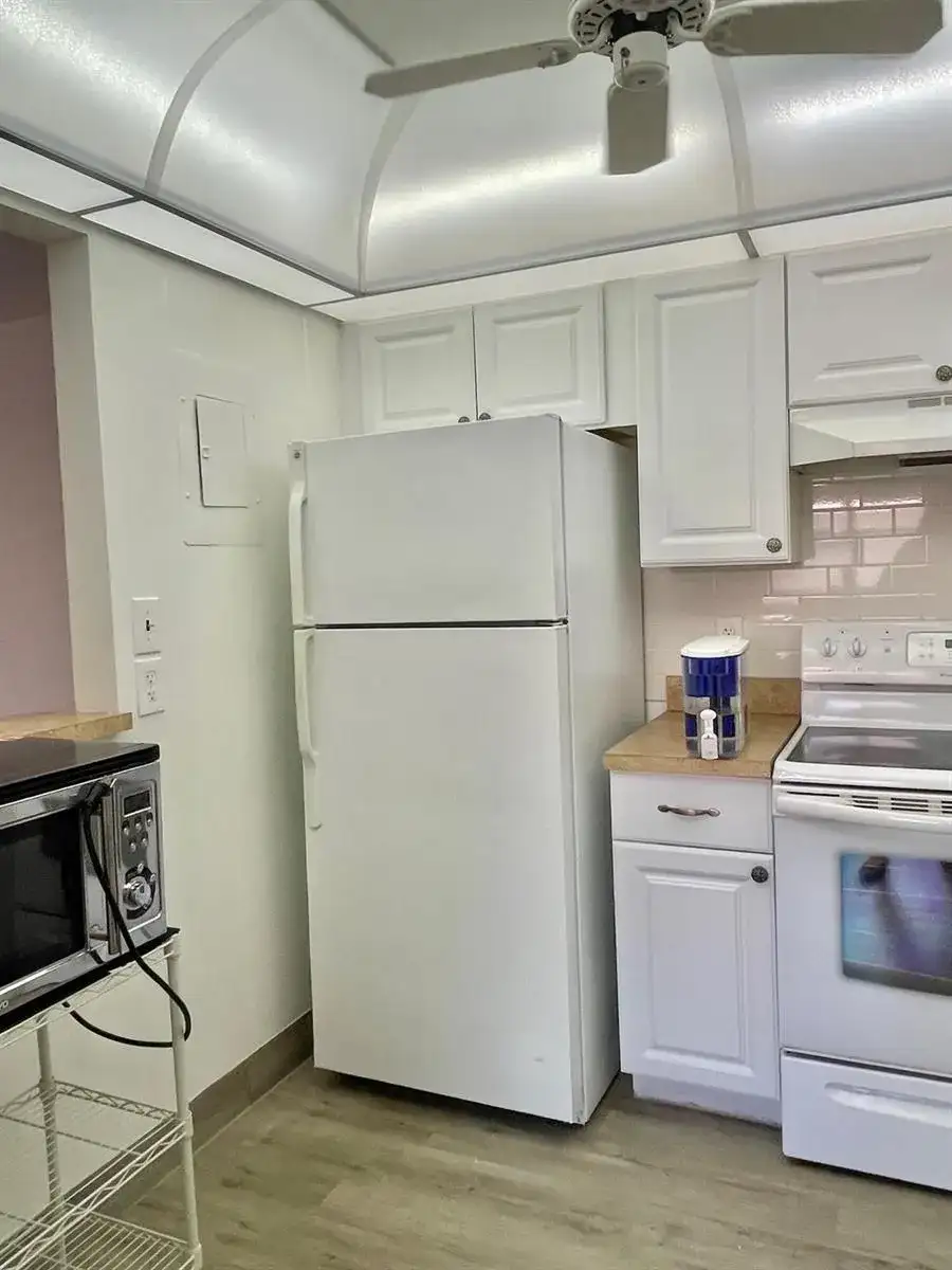 654 Saxony N, Delray Beach FL 33446 photo 2