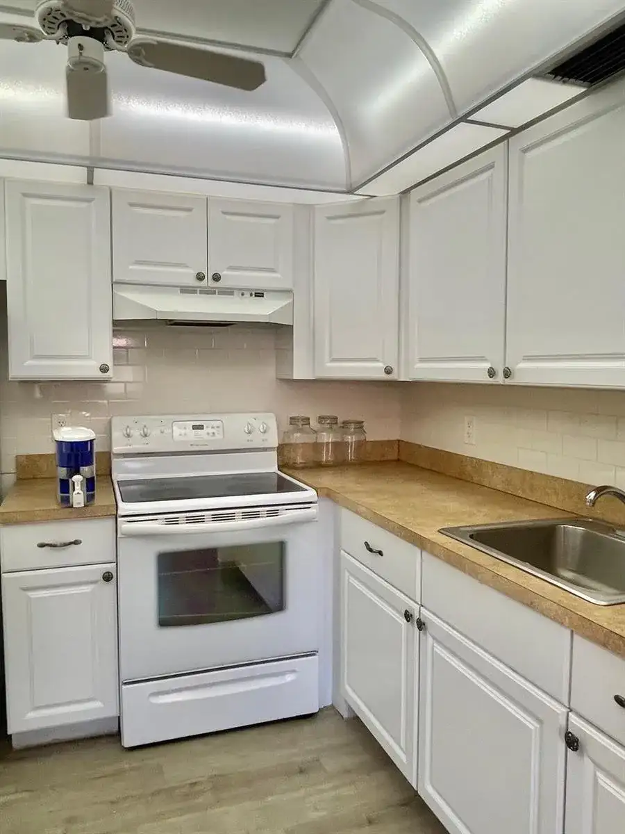 654 Saxony N, Delray Beach FL 33446 photo 3