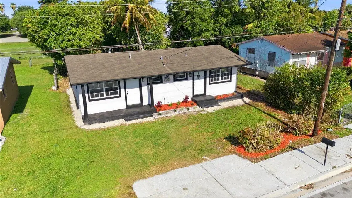 270 SW 10th Avenue # 1, South Bay FL 33493 photo 2