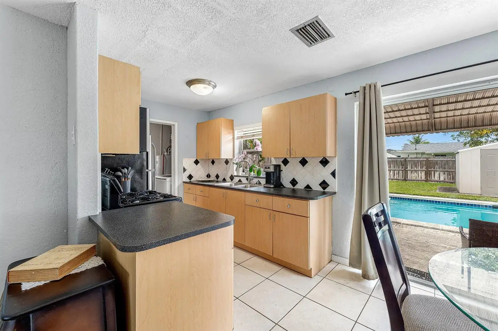 5543 SW 7th Street, Margate FL 33068 photo 4