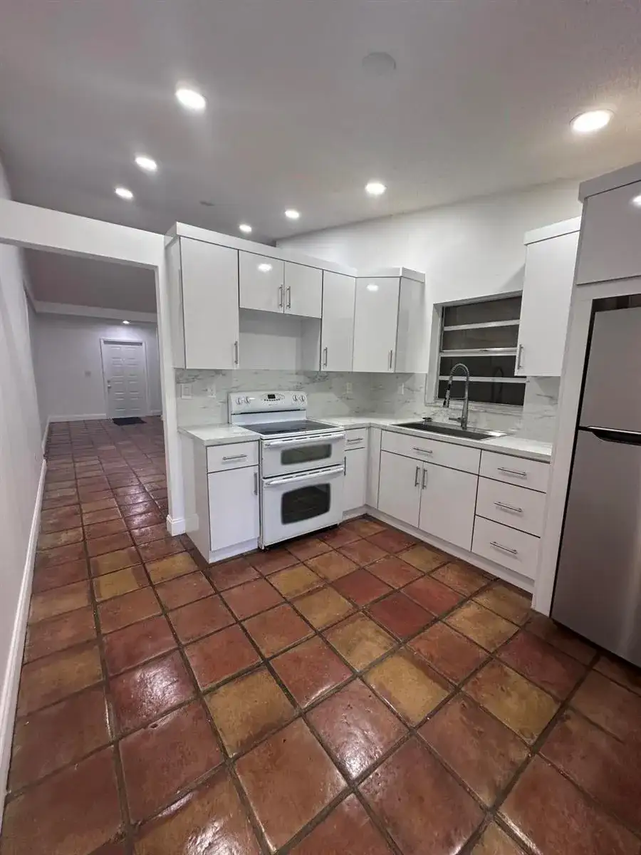 19823 NW 64th Place, Hialeah FL 33015 photo 3